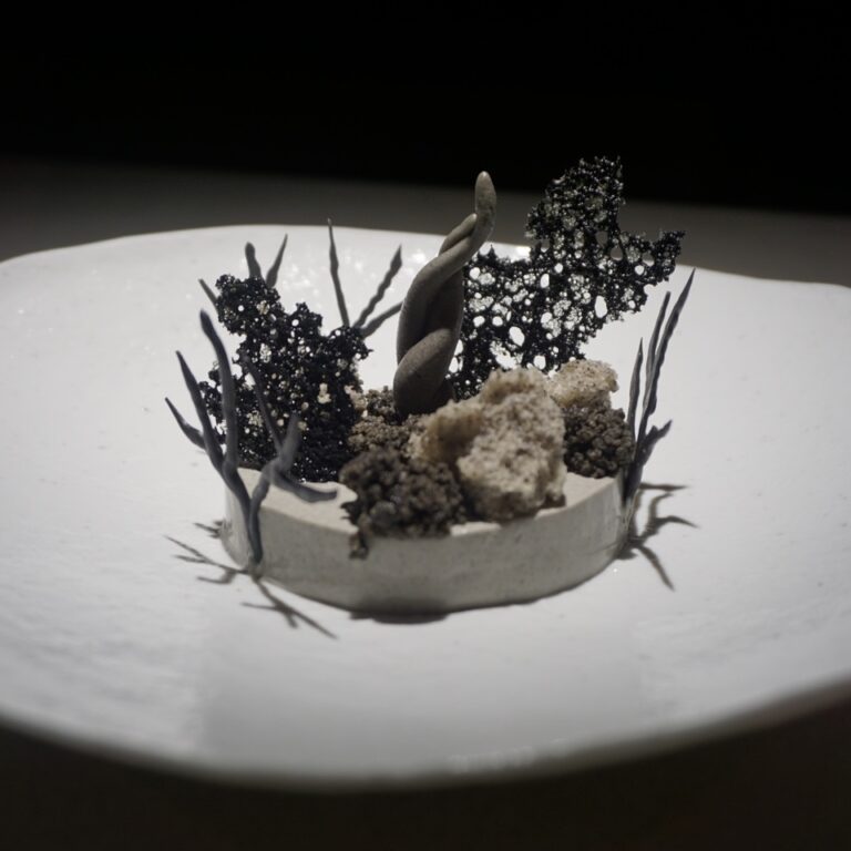 작가 고요손이 다시 한 번 접시 위에 올린 ‘먹는’ 조각 30 작가 고요손이 다시 한 번 접시 위에 올린 ‘먹는’ 조각