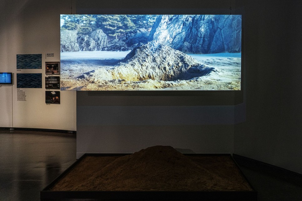 영화 〈아가씨〉 히데코의 방에는 왜 푸른빛이 감돌까? 프로덕션 디자인의 세계 7 01 인트로 02