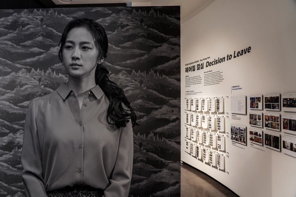 영화 〈아가씨〉 히데코의 방에는 왜 푸른빛이 감돌까? 프로덕션 디자인의 세계 3 04 류성희 프로덕션 디자이너 01