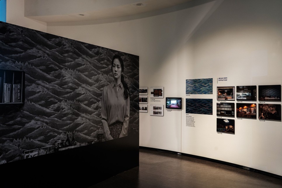 영화 〈아가씨〉 히데코의 방에는 왜 푸른빛이 감돌까? 프로덕션 디자인의 세계 5 04 류성희 프로덕션 디자이너 02