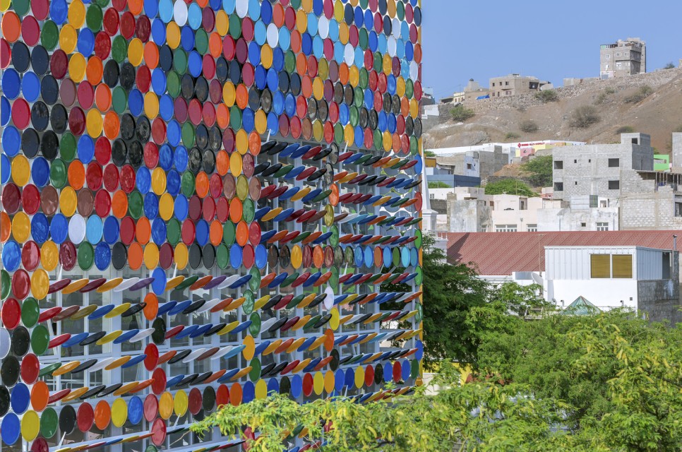 색의 경쾌함이 느껴지는 디자인 5 05 7