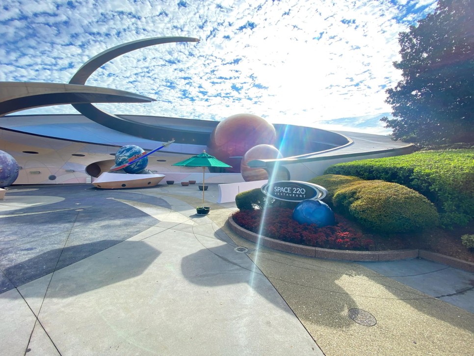 우주 정거장 레스토랑 콘셉트의 공간, 스페이스 220 7 07 7