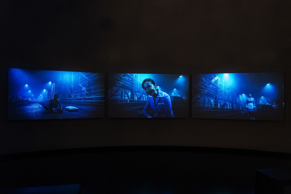 영화 〈아가씨〉 히데코의 방에는 왜 푸른빛이 감돌까? 프로덕션 디자인의 세계 24 07 세상에 존재하지 않는 모든 공간을 창조하다 05