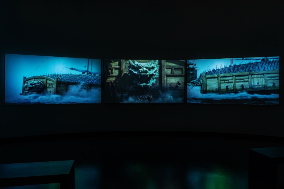 영화 〈아가씨〉 히데코의 방에는 왜 푸른빛이 감돌까? 프로덕션 디자인의 세계 26 07 세상에 존재하지 않는 모든 공간을 창조하다 06