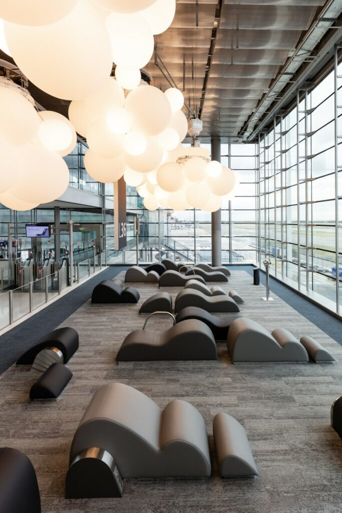 파리 공항의 변신기 9 10 예술가 Charles Petillons의 조명 설치물 Le Phare. ©Gwen le bras