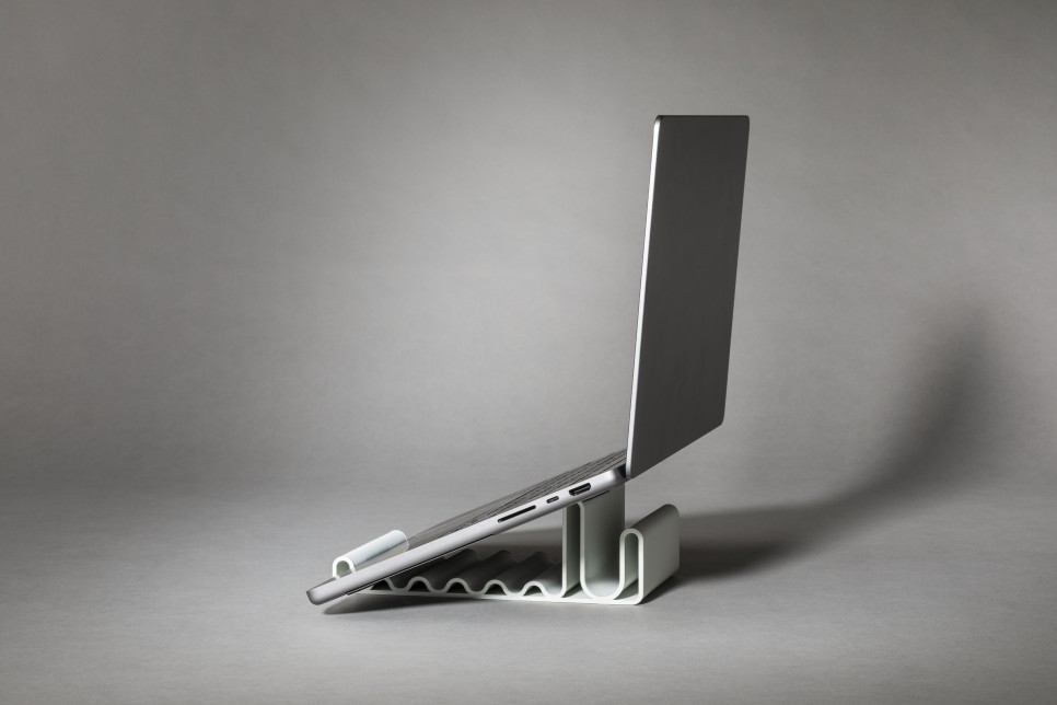 그거 어디서 샀어? 유럽에서 온 친환경 오피스 액세서리 ‘비프렌즈’ 11 11 여러 컬러와 사이즈로 제공되는 Stand는 노트북이나 휴대폰을 고정하거나 펜과 같은 도구를 보관하는데 유용하다. ©Bene GmbH