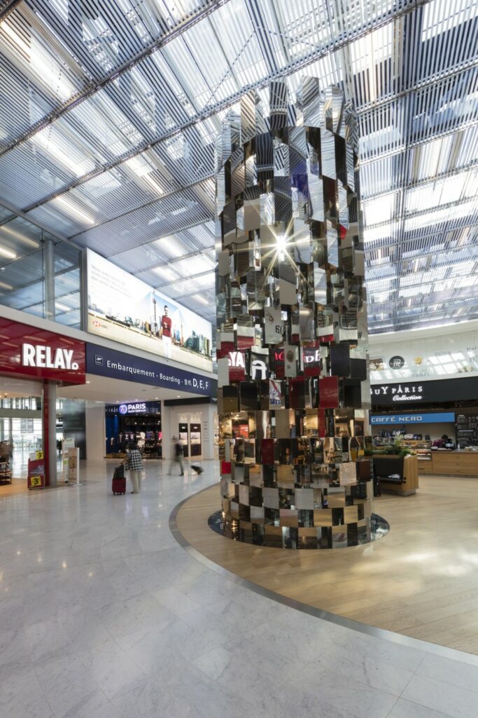 파리 공항의 변신기 14 12 높이 9m에 무게 5톤 가량의 대형 작품은 오를리 공항 터미널 3에 영구 설치됐다. ©Alain Leduc