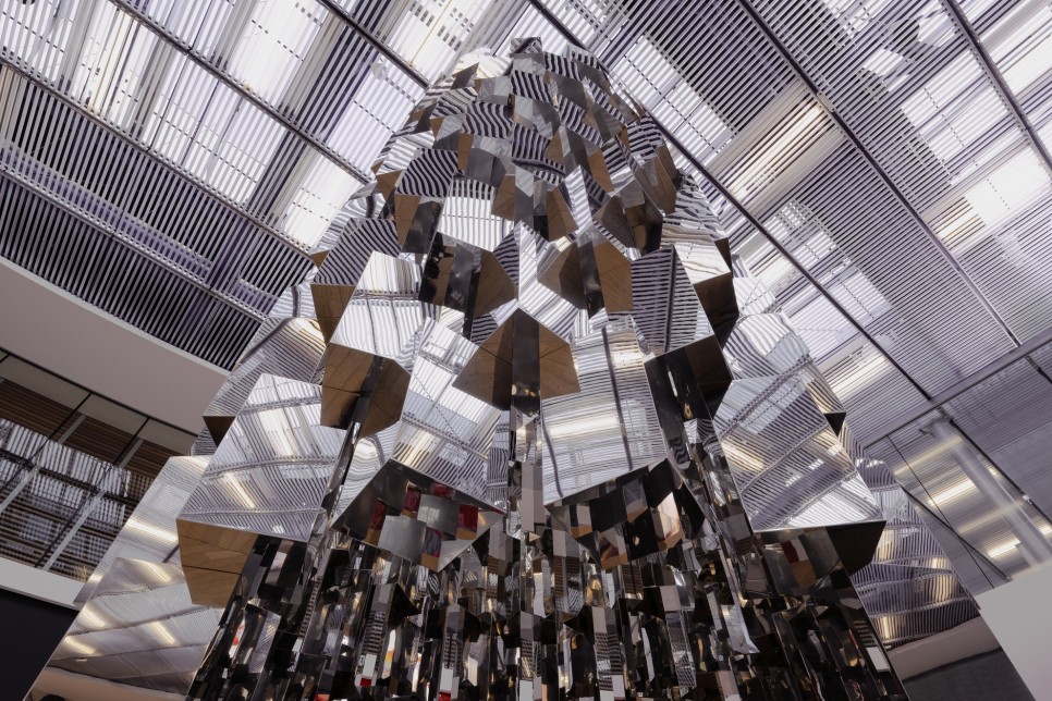 파리 공항의 변신기 15 13 디자이너 Arnaud Lapierre의 Vertigo는 그 작품명처럼 비행기 이륙 시 느끼는 현기증을 앞서 경험하게 하는 독특한