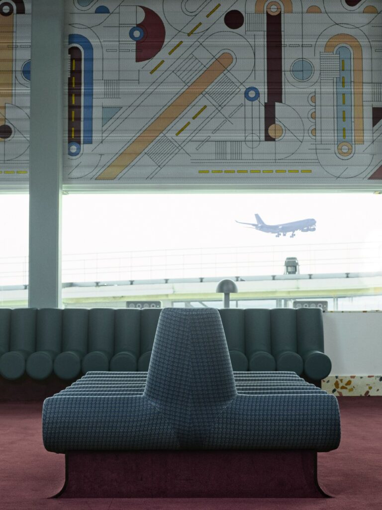 파리 공항의 변신기 2 1 디자이너 Dorothee Meilichzon은 타 공항과 차별화되고 환대를 경험할 수 있는 라운지를 디자인했다. ©Karel Bala