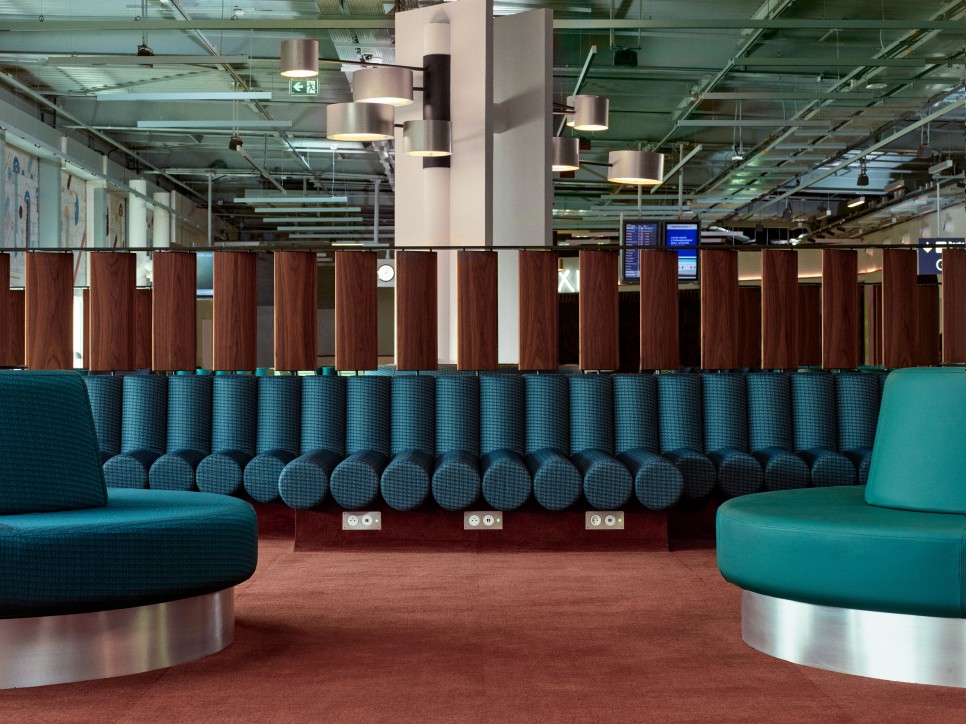 파리 공항의 변신기 3 2 프랑스의 가구 및 장식 예술과 함께 몰입형 경험을 유도하는 라운지 공간. ©Karel Balas