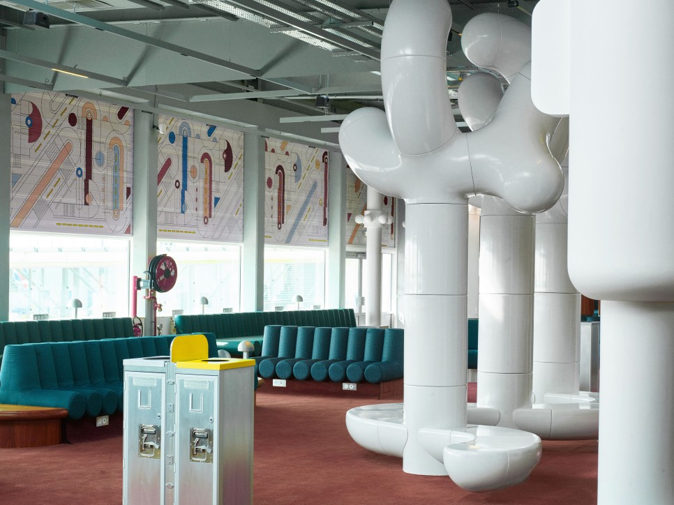 파리 공항의 변신기 4 3 쓰레기통은 실제 승무원이 기내에서 사용하는 트롤리를 재사용했다. ©Karel Balas