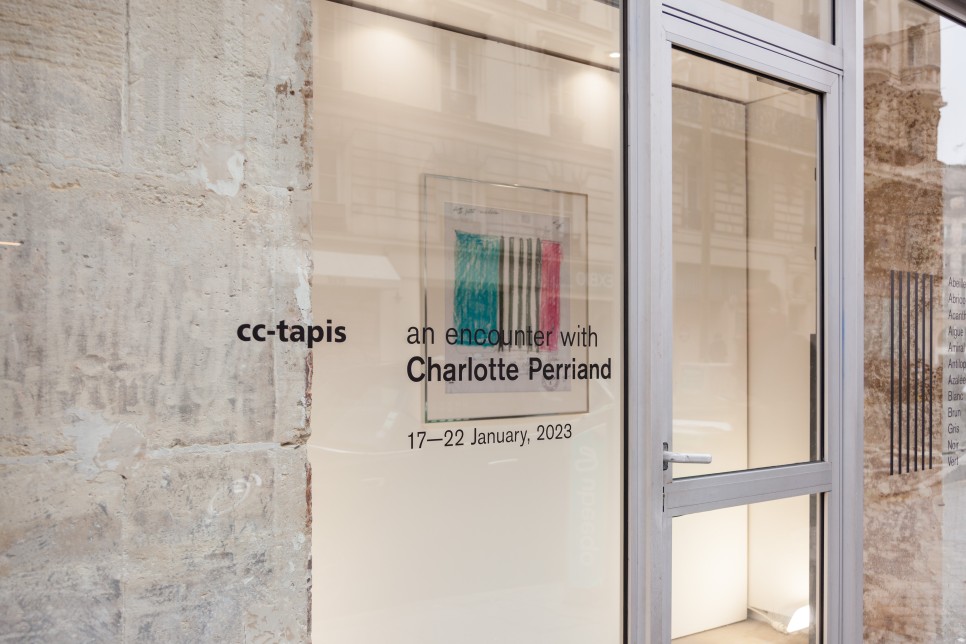 밀라노 러그 브랜드 '시시-타피스', 샬로트 페리앙을 만나다 3 3 전시장 입구에서 샬로트 페리앙의 원본 스케치를 대중에 공개했다. ©Carlotta Gargini