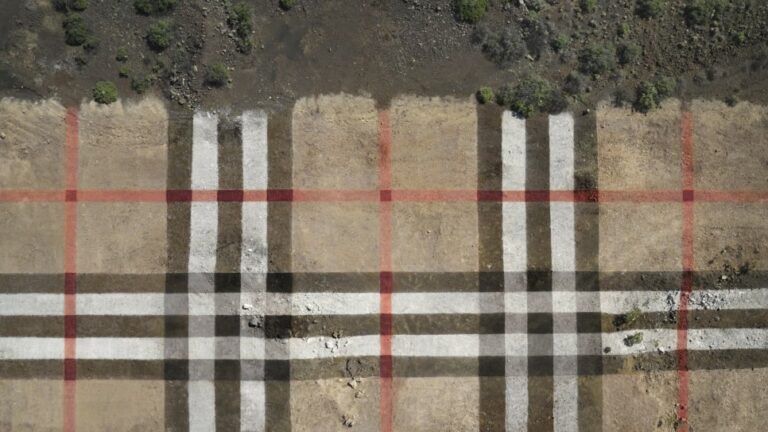 남아공 자연 위에 그린 버버리 체크 패턴 22 남아공 자연 위에 그린 버버리 체크 패턴