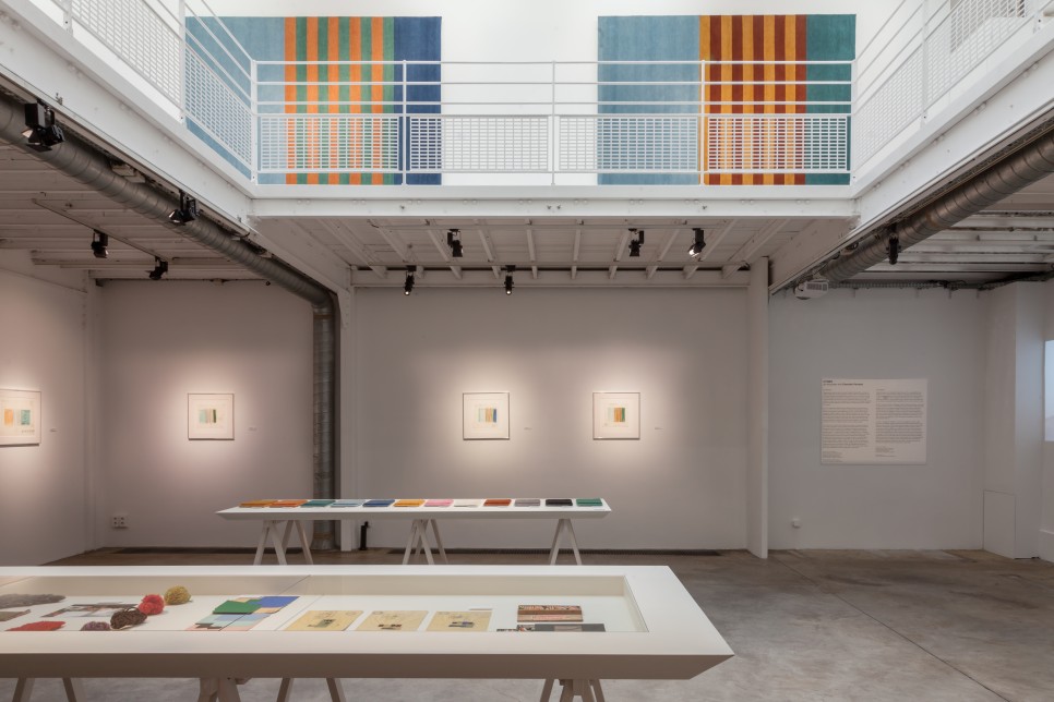 밀라노 러그 브랜드 '시시-타피스', 샬로트 페리앙을 만나다 5 5 샬로트 페리앙의 스케치 원본 개인 소지품과 샘플 등을 함께 선보였다. ©Carlotta Gargini