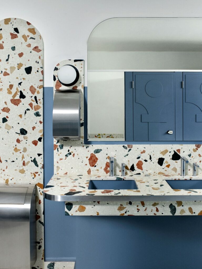 파리 공항의 변신기 6 5 차분한 블루 톤에 테라초를 활용해 경쾌한 분위기로 연출한 공용 화장실. ©Karel Balas