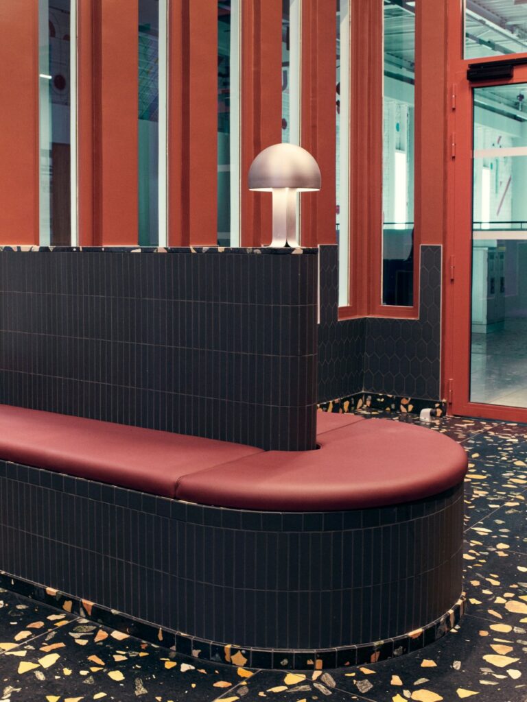 파리 공항의 변신기 7 6 버섯 형태의 알루미늄 조명과 비비드한 컬러로 레트로한 무드를 완성했다. ©Karel Balas