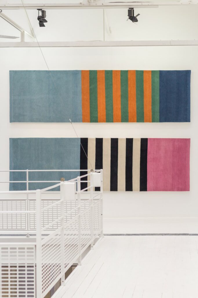 밀라노 러그 브랜드 '시시-타피스', 샬로트 페리앙을 만나다 6 6 샬로트 페리앙의 최초 계획에 따라 벽걸이형으로 전시된 모습. ©Carlotta Gargini