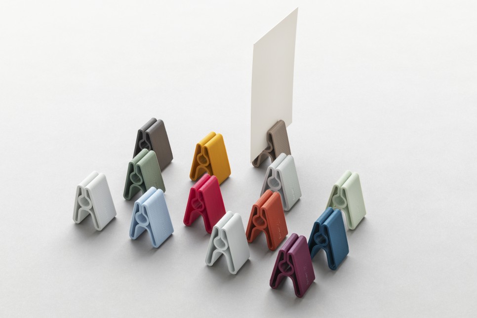 그거 어디서 샀어? 유럽에서 온 친환경 오피스 액세서리 ‘비프렌즈’ 6 6 즐거운 추억이 담긴 사진이나 여행지에서 구입한 엽서를 꽂아 책상에 올려둘 것. 이름도 유쾌한 Pizza Clip. ©Bene GmbH