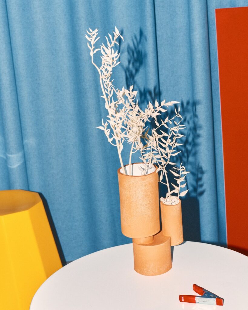 런던의 하이퍼 로컬 브랜드 ‘아틀리에100’ 15 7 Thames Clay Vase by Alison Cooke. Photographer Trisha Ward Stylist Serene