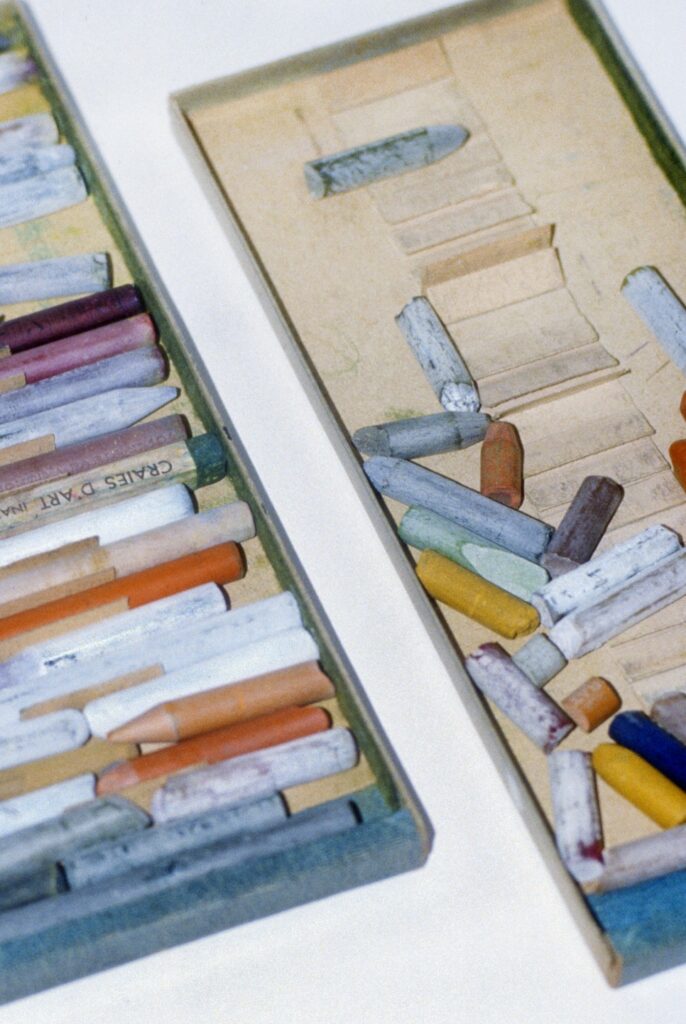 밀라노 러그 브랜드 '시시-타피스', 샬로트 페리앙을 만나다 8 8 그녀가 생전 사용했던 크레용 오일 파스텔 등의 도구들도 함께 소개됐다. ©Marcelo Gomes