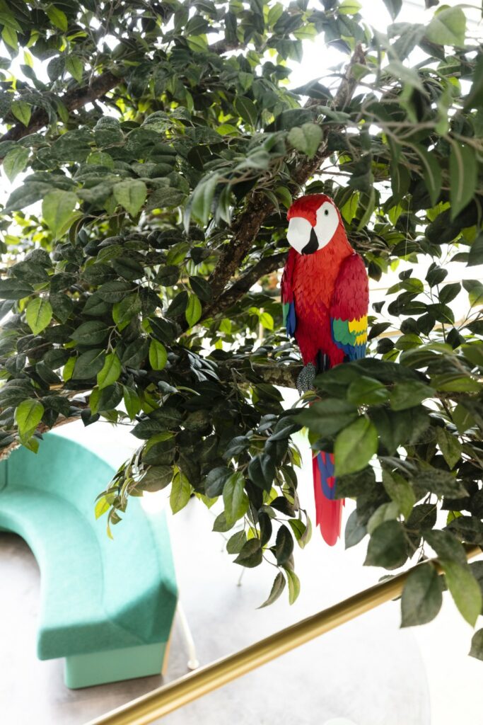 파리 공항의 변신기 10 8 파리의 정원을 연상시키는 나무 위 극락조 장식. 20여 마리의 새를 찾다보면 시간 가는 줄 모른다. ©Gwen le bras
