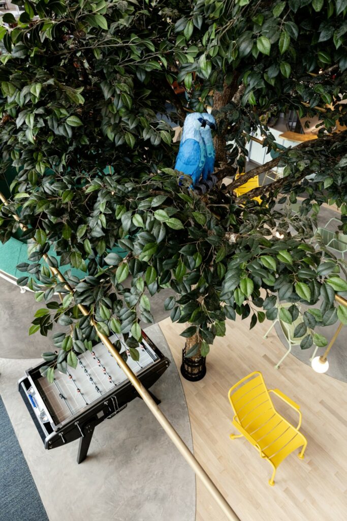 파리 공항의 변신기 11 9 Lila Poppins의 종이로 만든 극락조 장식은 찰나의 순간이지만 즐거움을 느끼게 해준다. ©Gwen le bras