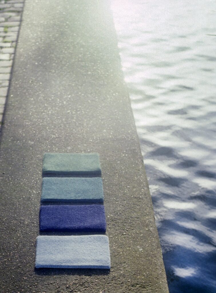 밀라노 러그 브랜드 '시시-타피스', 샬로트 페리앙을 만나다 9 9 바다의 다채로운 푸른 빛 컬러를 담아냈다. ©Marcelo Gomes