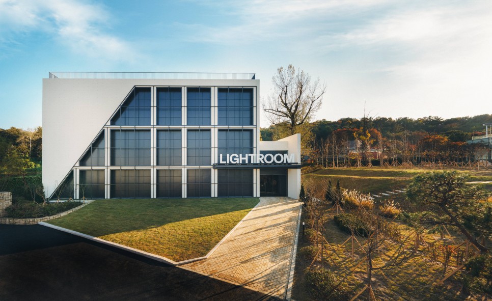 서울에서 만나는 데이비드 호크니 몰입형 전시, 라이트룸 서울 3 CREDIT 라이트룸 서울 1 min