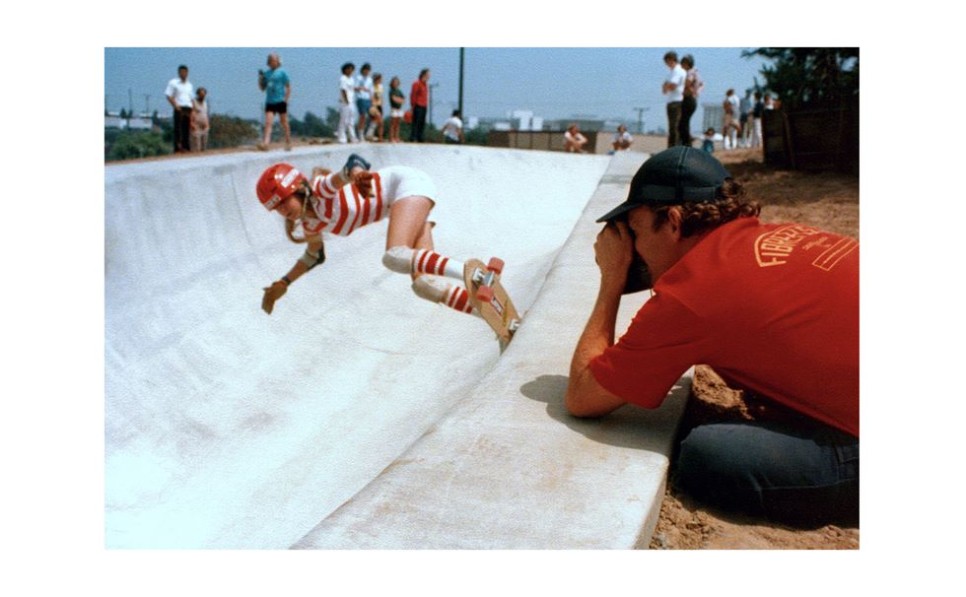 스케이트보드의 70년 역사를 한눈에, 런던 디자인뮤지엄 〈Skateboard〉 전시 5 Laura Thornhill backside kick turn Torrance 1977. Photograph by Jim Goodri