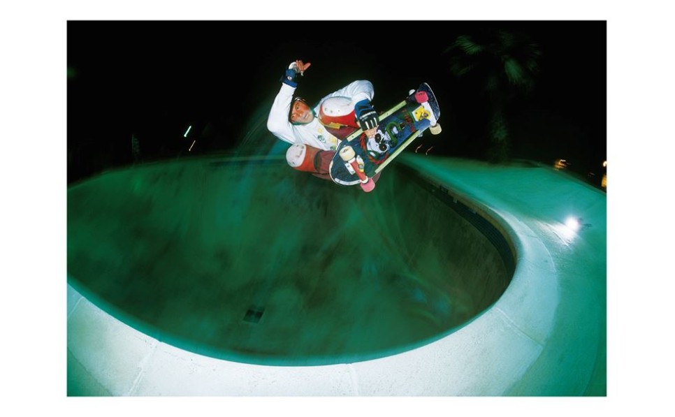 스케이트보드의 70년 역사를 한눈에, 런던 디자인뮤지엄 〈Skateboard〉 전시 6 Mike McGill frontside at Del Mar 1984. Photograph by Grant Brittain