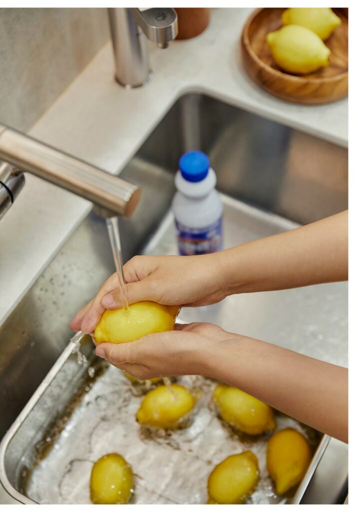 락스 회사가 ‘책’을 만든 이유는? 유한락스의 〈더 화이트 북〉 14 YR TWB 117x168mm Page 0199 1