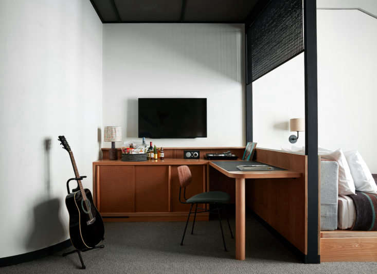 동서양의 만남 'EAST MEETS WEST', 에이스 호텔 교토 12 ace hotel kyoto guestroom desk stephen kent johnson 733x533 1