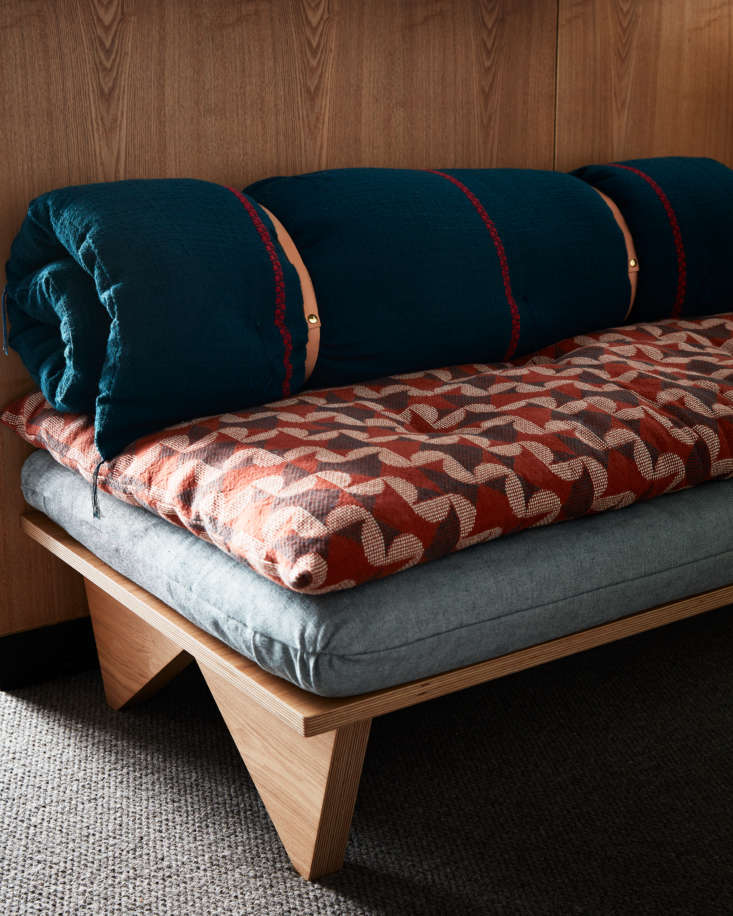 동서양의 만남 'EAST MEETS WEST', 에이스 호텔 교토 13 ace hotel kyoto guestroom guestroom seating stephen kent johnson 733x916 1