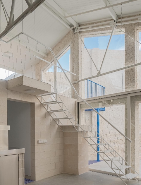 창고를 개조해 지은 집의 모습은? 6 burr 1