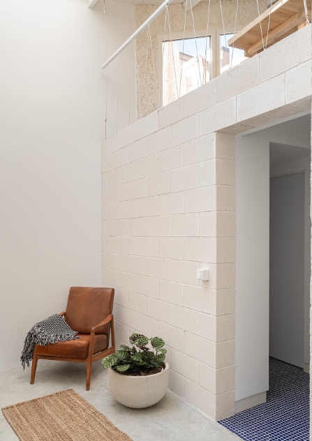 창고를 개조해 지은 집의 모습은? 7 burr 4