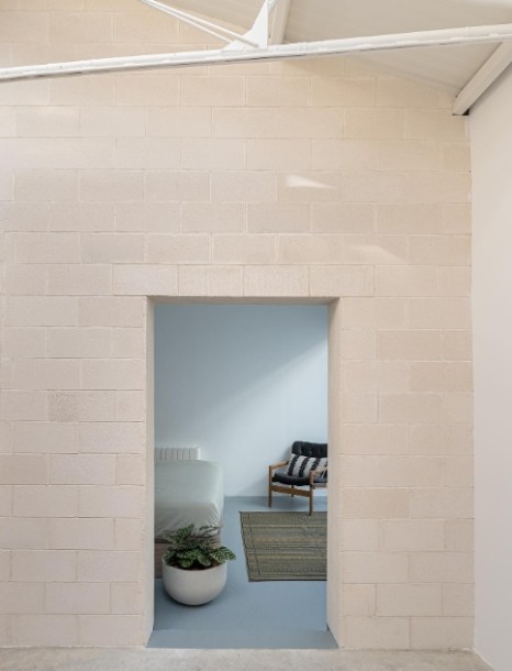 창고를 개조해 지은 집의 모습은? 8 burr 5