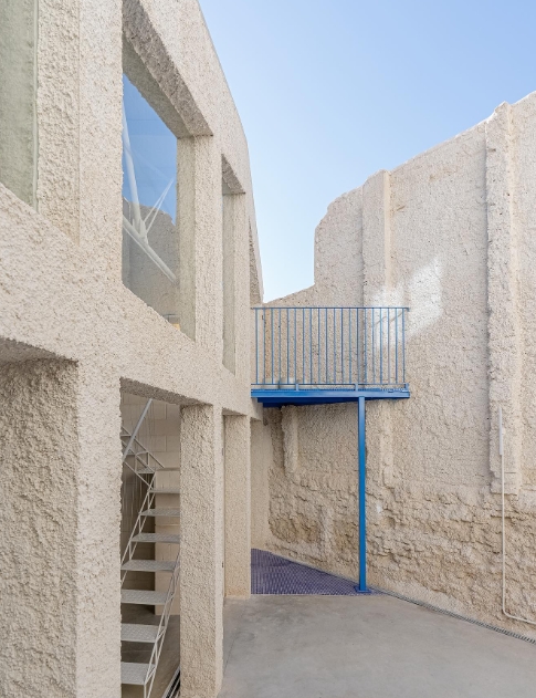 창고를 개조해 지은 집의 모습은? 9 burr 6