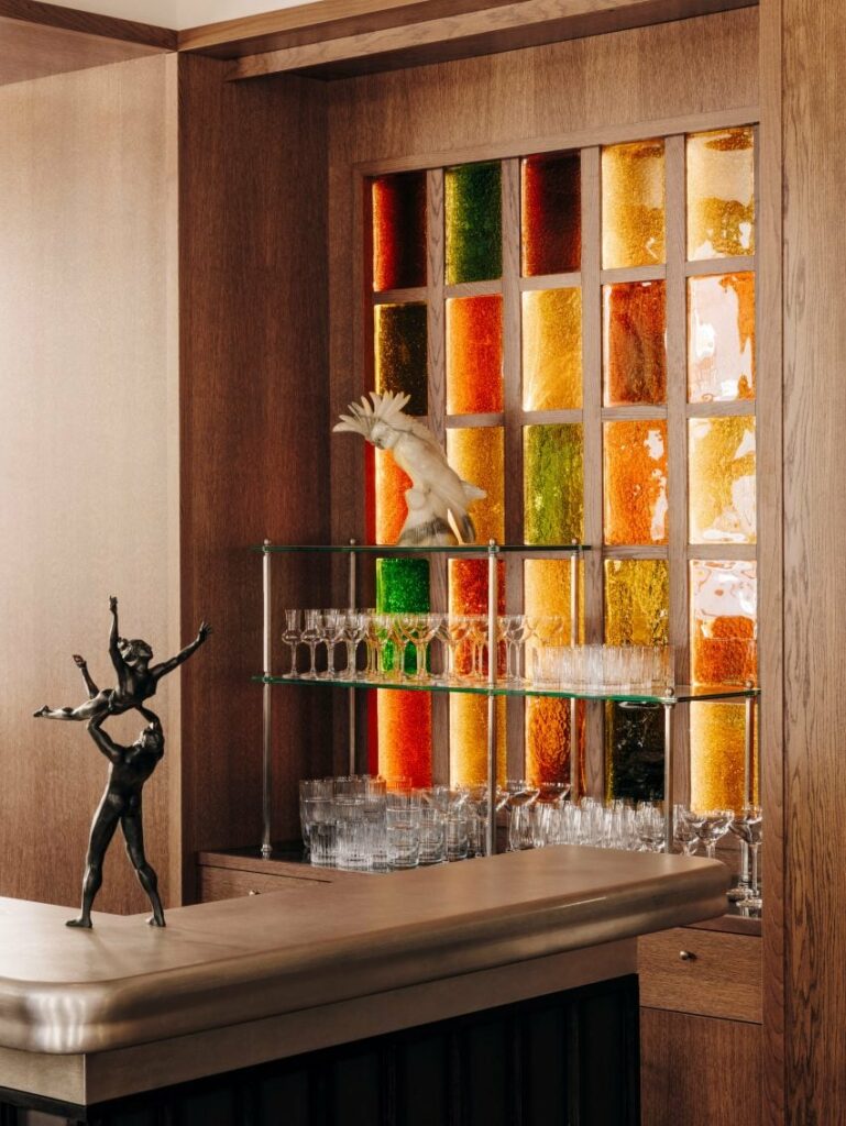 20세기로 돌아간 듯, 과거의 향수를 느낄 수 있는 베를린 호텔 2 chateau royal irina kromayer dezeen 2364 col 0 852x1135 1
