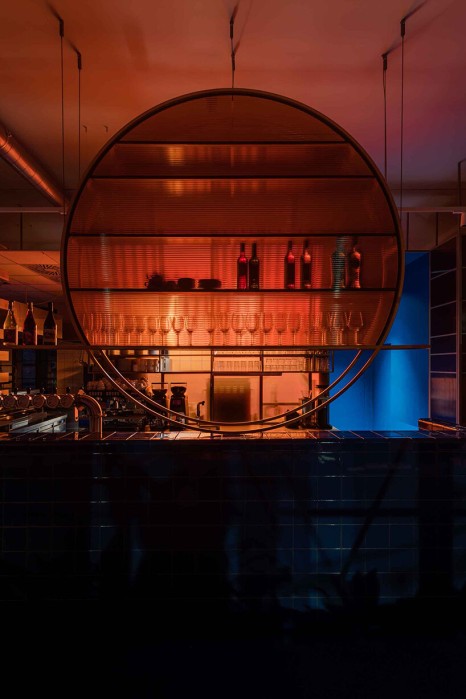 통통 튀는 컬러감이 매력적인 폴란드의 베이커리 3 cobalt blue and warm orange tones pair up in