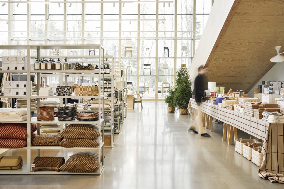 핀란드 숲에 지은 물류센터, 피니시 디자인 숍 3 사진3 피니시 디자인 숍 물류센터의 쇼룸 공간 ©Suvi Kesalainen