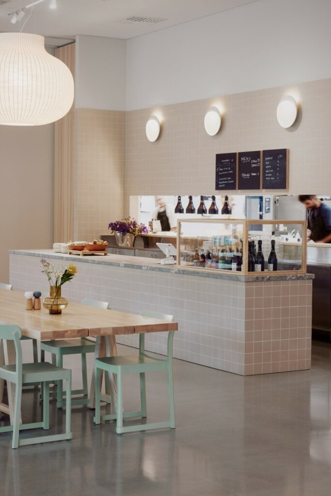 핀란드 숲에 지은 물류센터, 피니시 디자인 숍 11 사진 10 레스토랑 전경 © Mikko Ryhanen