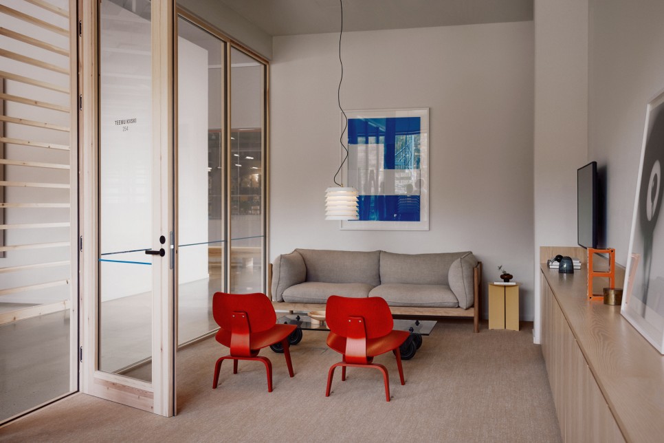 핀란드 숲에 지은 물류센터, 피니시 디자인 숍 5 사진 5 물류센터 내의 직원 공간 © Mikko Ryhanen