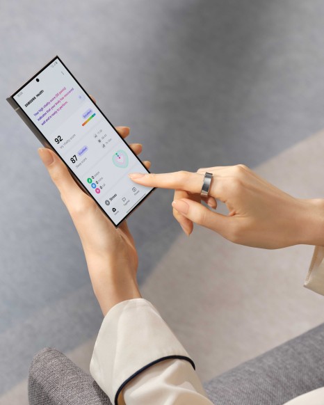 MWC 2024, 바르셀로나에서 만난 테크 아이템 4 4 삼성 헬스 애플리케이션과의 연동 모습. 심박수, 혈압, 산소포화도, 수면 품질, 생리 및 임신 주기 추적 등 건강 데이터를 분석하고 관리할 수 있다.