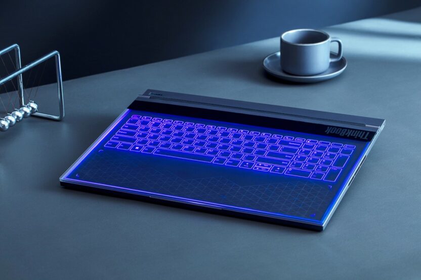 MWC 2024, 바르셀로나에서 만난 테크 아이템 4 7 투명 디스플레이가 덮인 상태에서 키보드가 표시되는 하부 패드는 마치 공중 부양한 듯한 시각적 효과를 전한다.