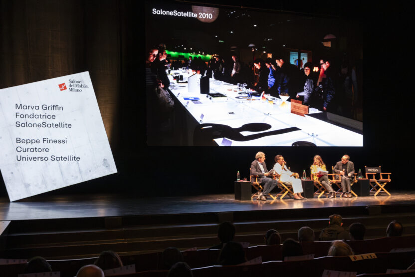 미리 보는 밀라노 가구 박람회 2024 9 10 올해로 25주년을 기념할 살로네사텔리테를 설명하는 마르바 그리핀왼쪽에서 2번째. ⒸAndrea Mariani Courtesy of Salone del Mobile.Milano 1