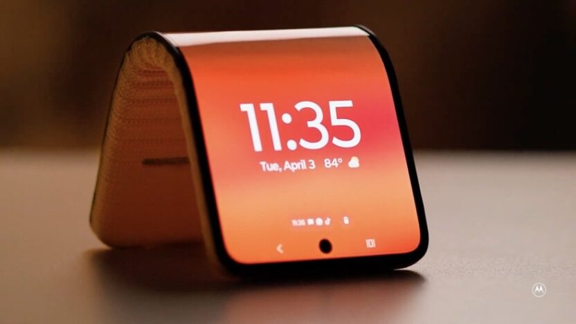 MWC 2024, 바르셀로나에서 만난 테크 아이템 4 10 손목에 감길만큼 구부러지는 모토로라 벤더블 폰 디바이스. 뒷면에는 패브릭 소재와 자석을 덧대어 손목에서 떨어지지 않도록 디자인했다.