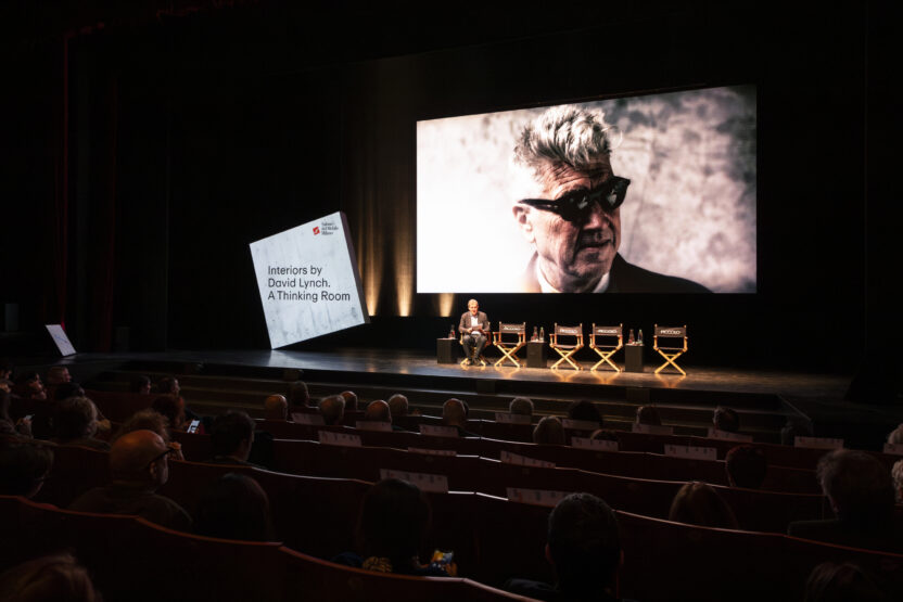 미리 보는 밀라노 가구 박람회 2024 6 7 미국의 영화감독 David Lynch가 고안한 Thinking Room에 대해 소개하는 모습. ⒸAndrea Mariani Courtesy of Salone del Mobile.Milano 1