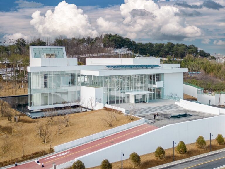 강릉의 새로운 랜드마크, 솔올미술관의 백색 건축 미학 12 강릉의 새로운 랜드마크, 솔올미술관의 백색 건축 미학