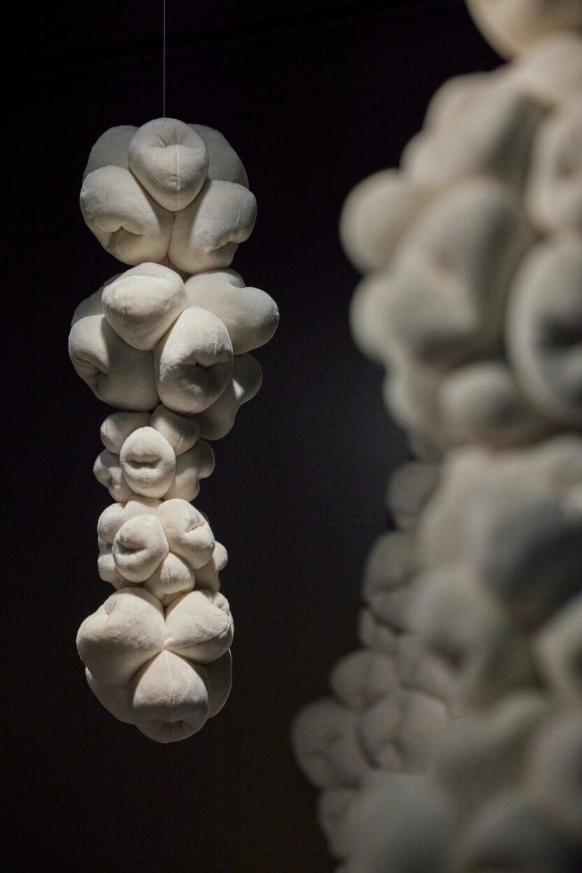 섬유공예작가 인영혜, 울퉁불퉁한 덩어리의 정체를 말하다 4 resize 22 반사 VI 2024 Velvet cottonfilled hand sewing 67x20cm