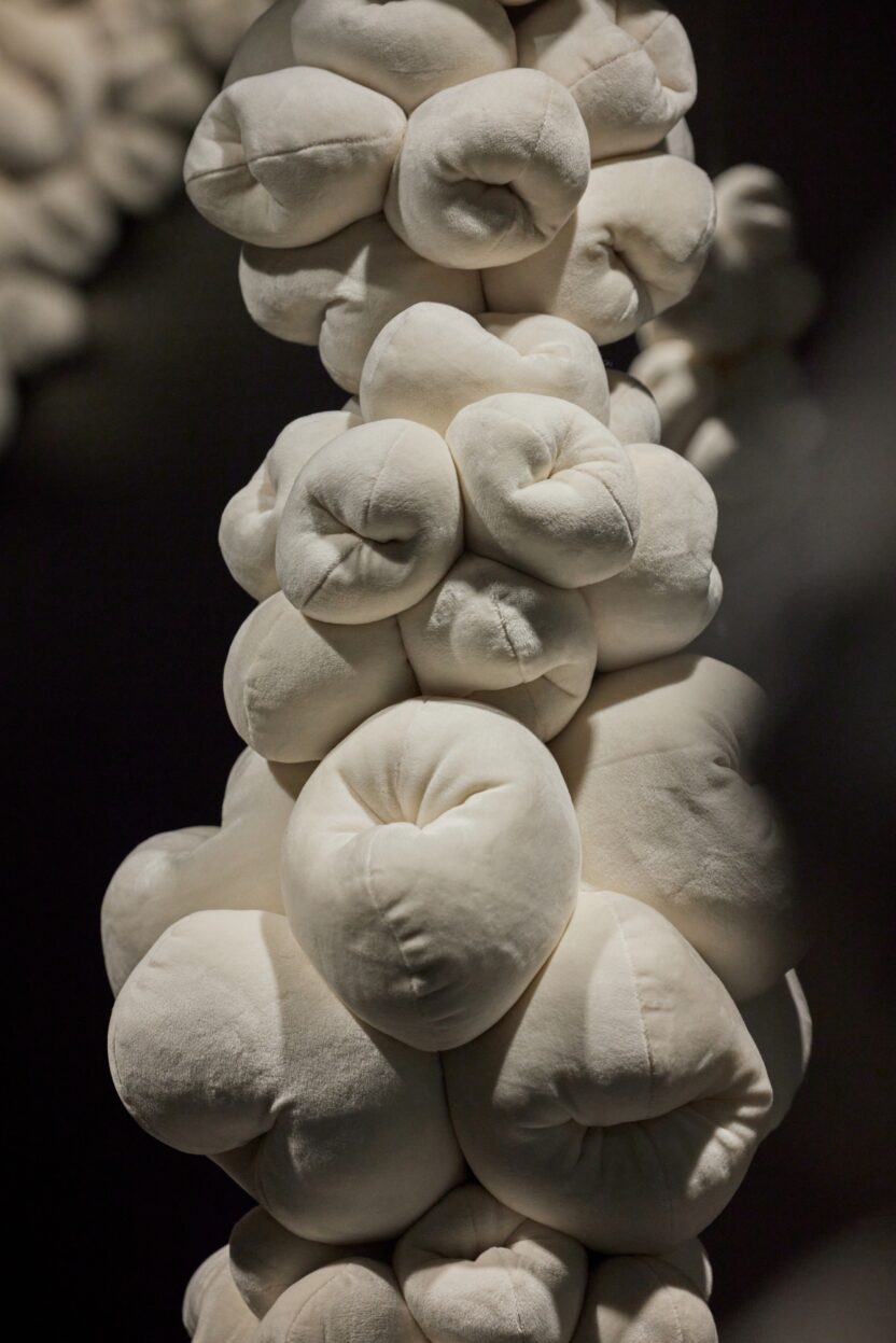 섬유공예작가 인영혜, 울퉁불퉁한 덩어리의 정체를 말하다 3 resize 25 바이 파운드리 전경이미지 c 파운드리 서울 photo by 노경